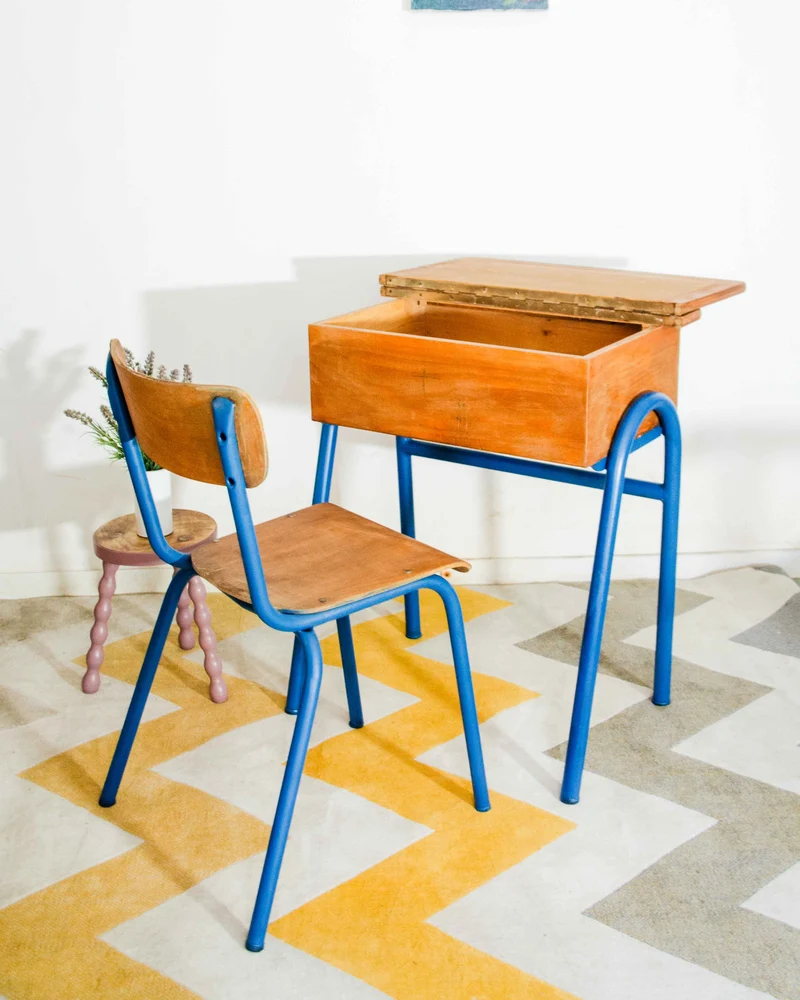 Edouard, le bureau et la chaise d'écolier N°1059