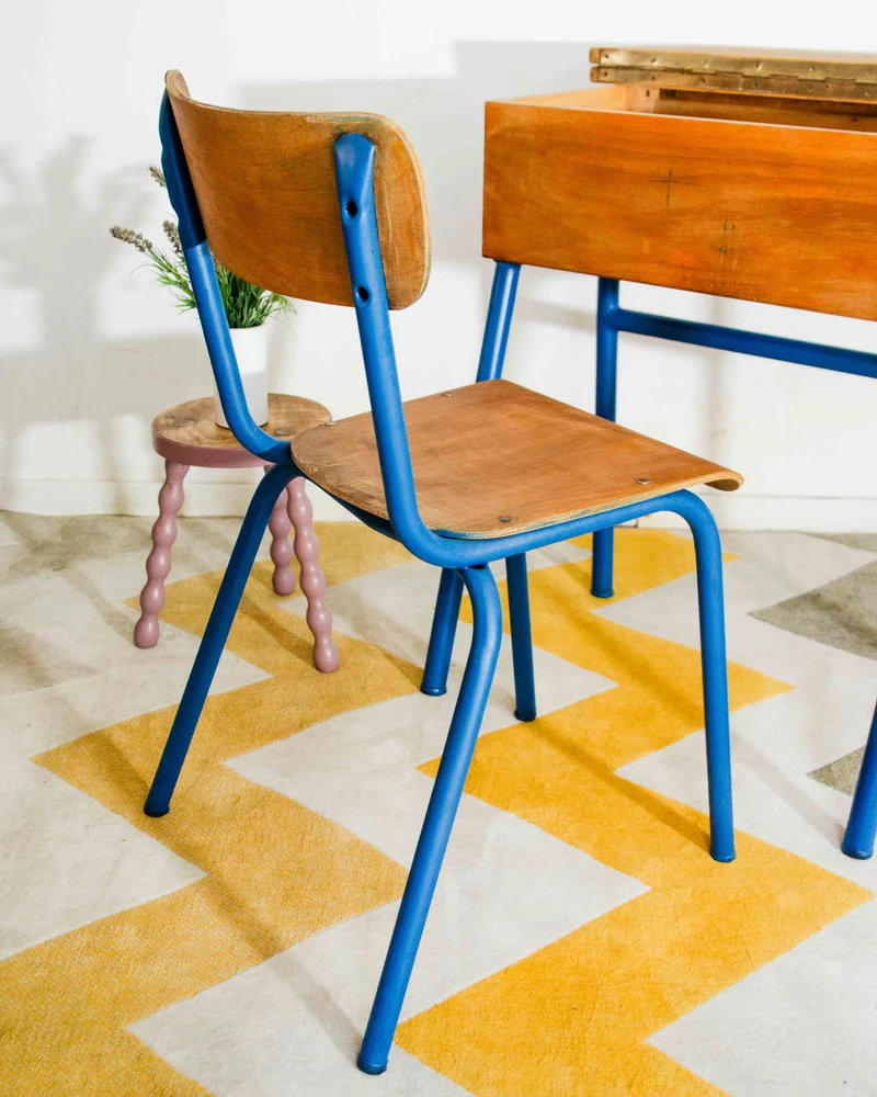 Edouard, le bureau et la chaise d'écolier N°1059