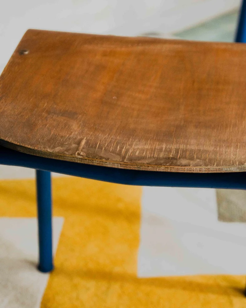 Edouard, le bureau et la chaise d'écolier N°1059