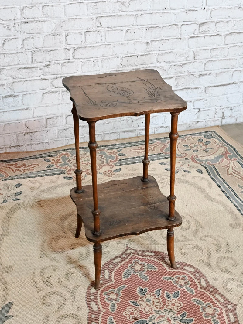 Francine, la table d'appoint en bois gravé N°1523