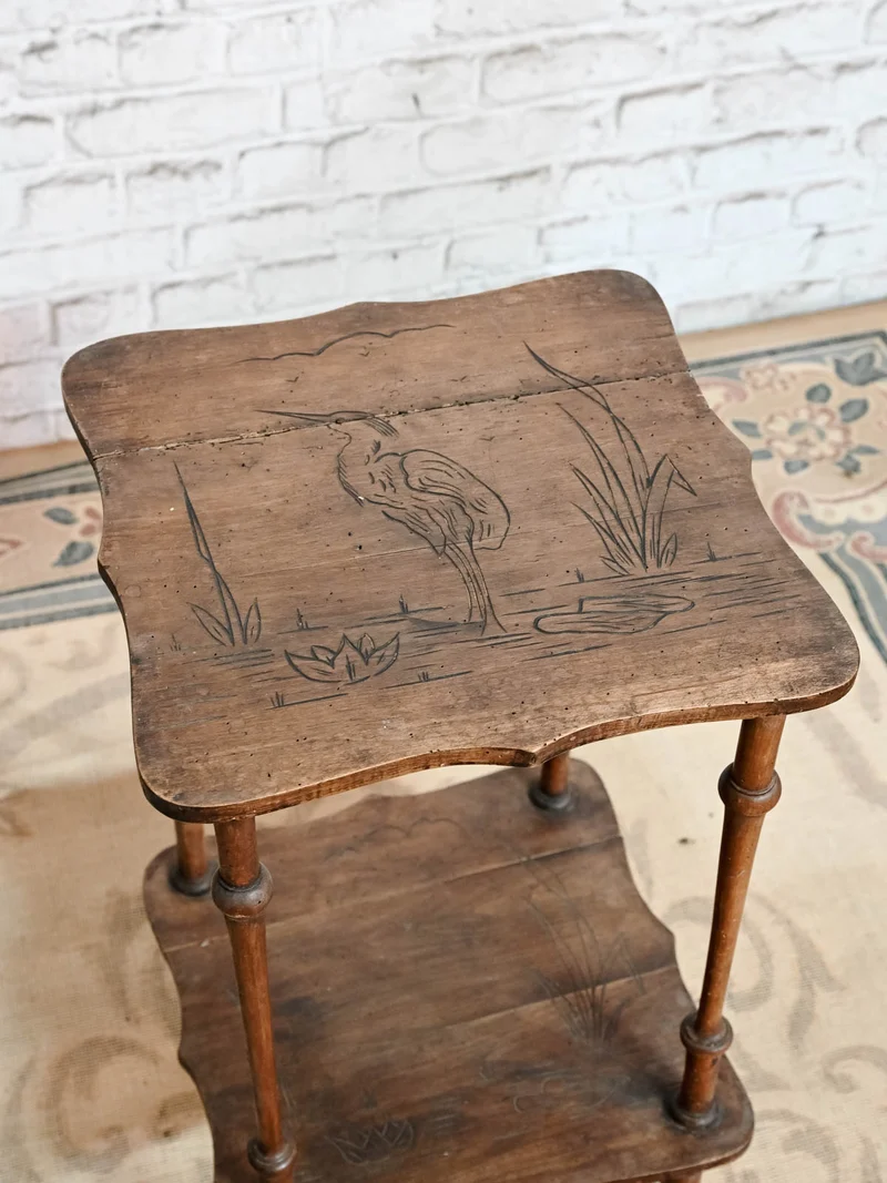 Francine, la table d'appoint en bois gravé N°1523