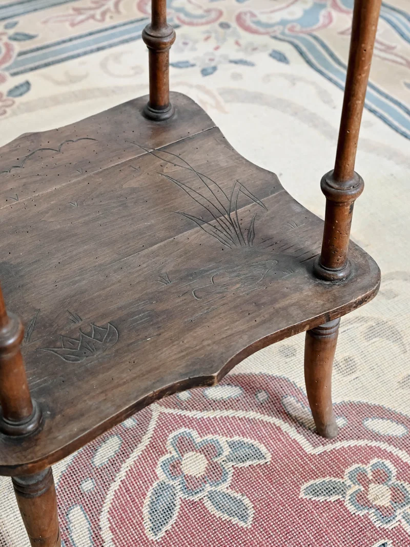 Francine, la table d'appoint en bois gravé N°1523