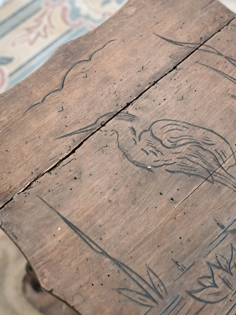 Francine, la table d'appoint en bois gravé N°1523