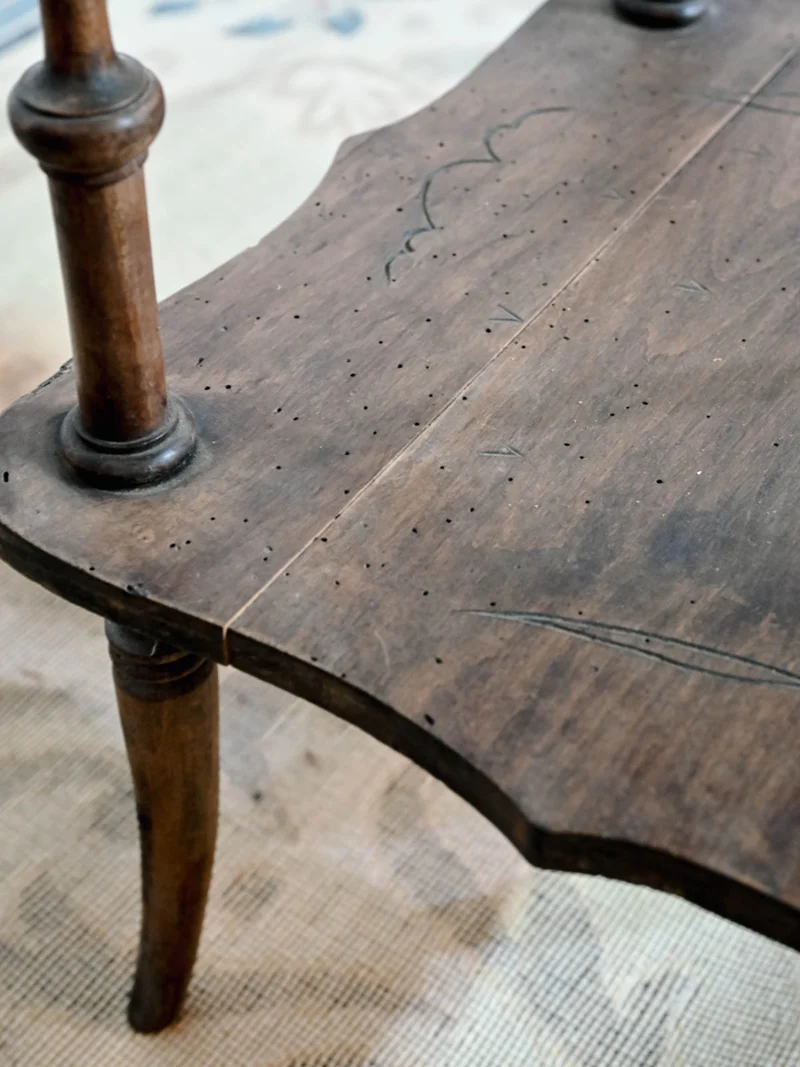 Francine, la table d'appoint en bois gravé N°1523