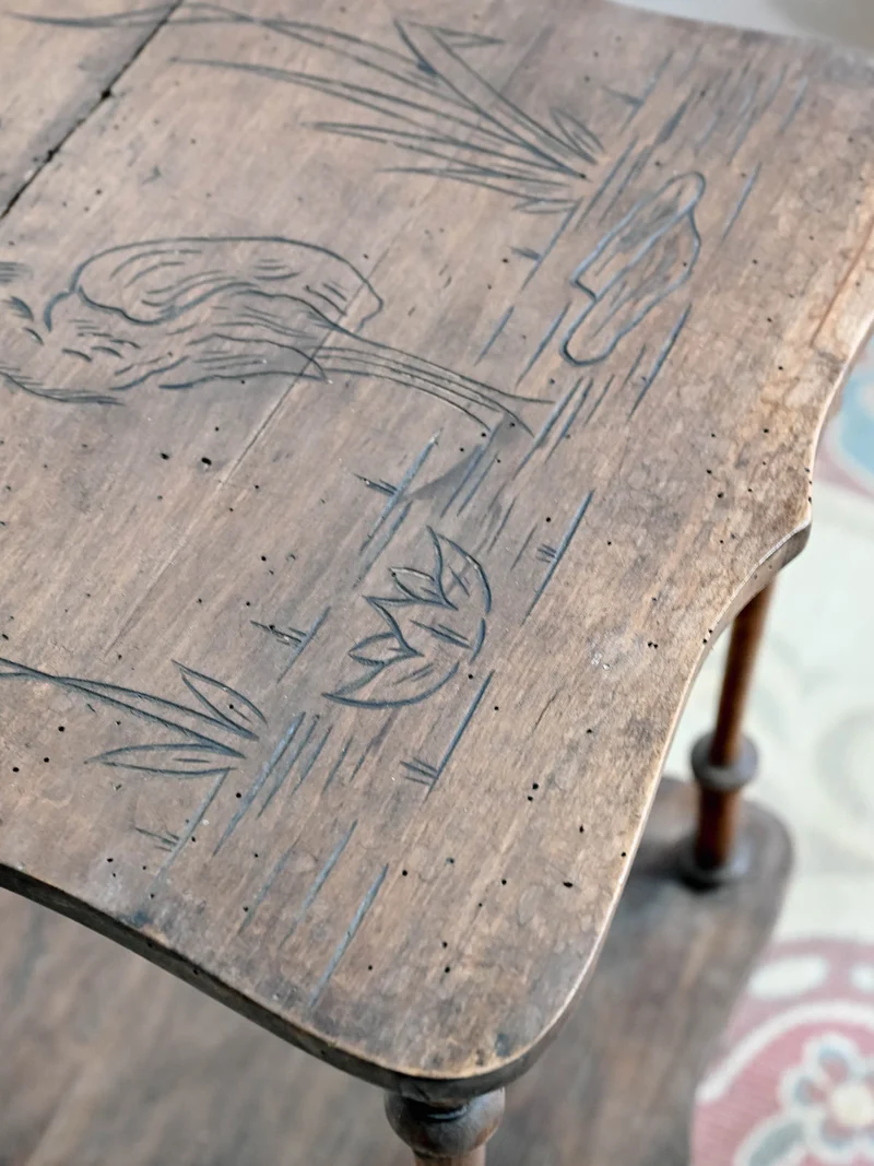 Francine, la table d'appoint en bois gravé N°1523