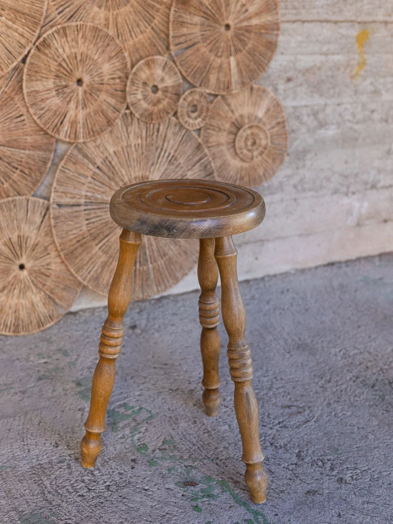 Regis, le tabouret joliment travaillé N°1529