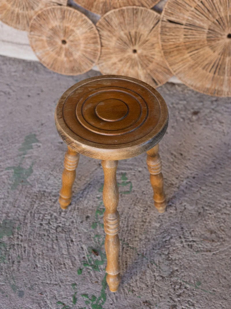 Regis, le tabouret joliment travaillé N°1529