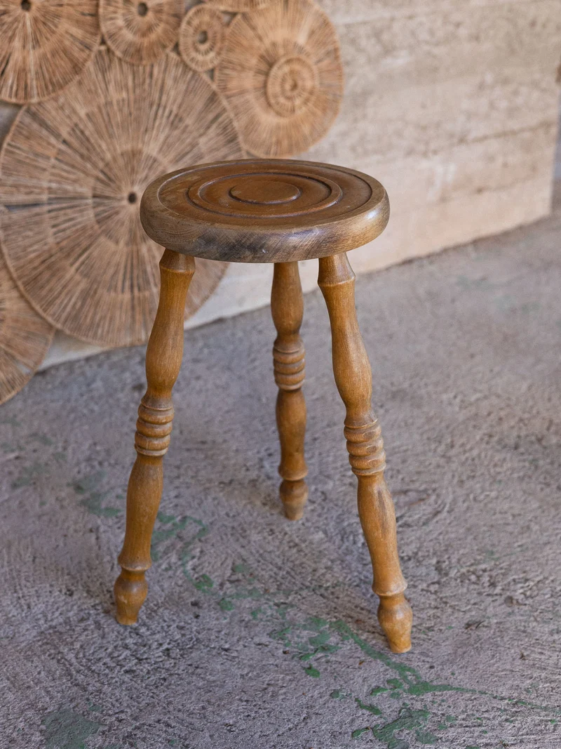 Regis, le tabouret joliment travaillé N°1529