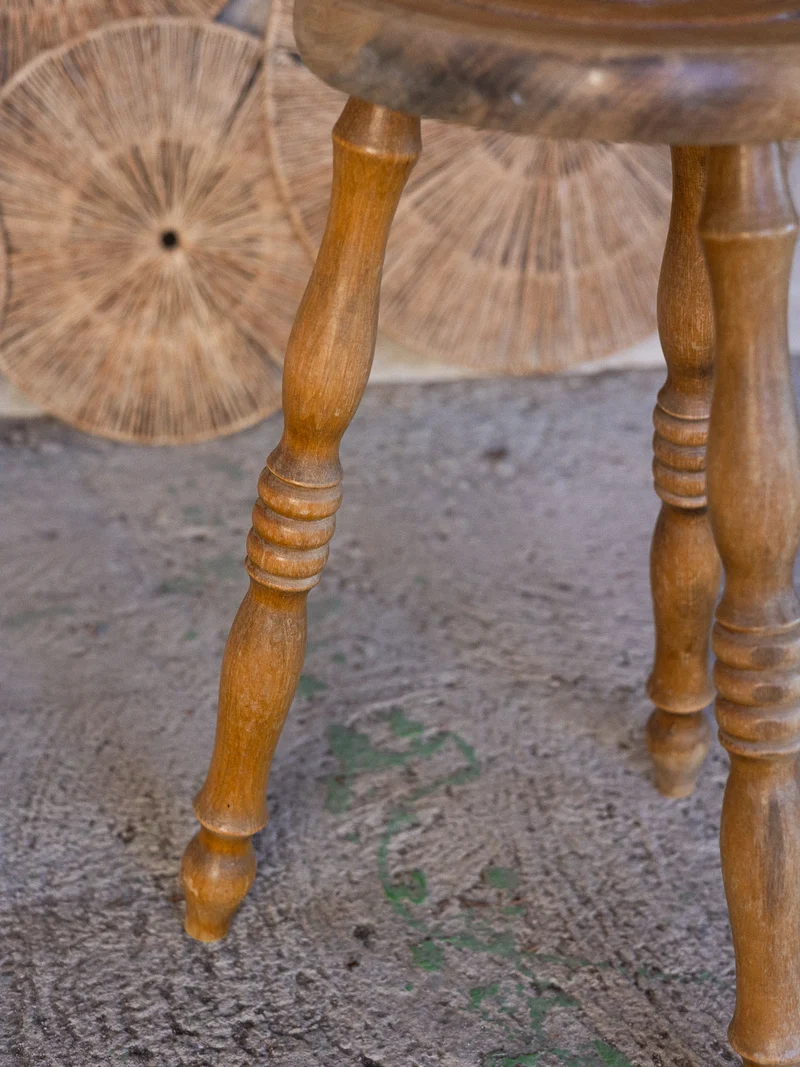 Regis, le tabouret joliment travaillé N°1529
