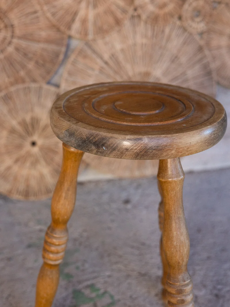 Regis, le tabouret joliment travaillé N°1529