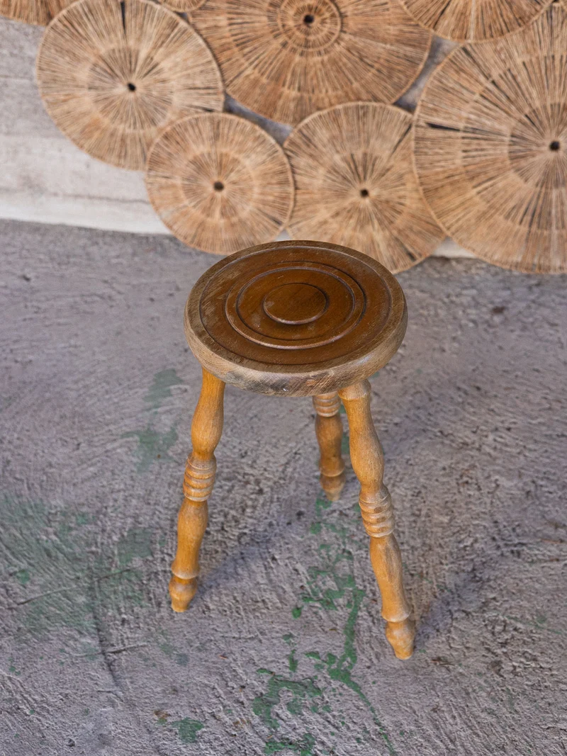 Regis, le tabouret joliment travaillé N°1529