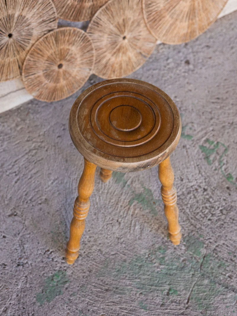 Regis, le tabouret joliment travaillé N°1529