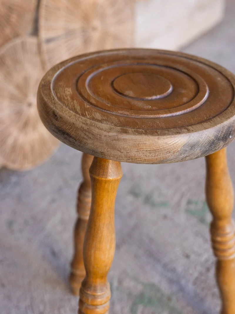 Regis, le tabouret joliment travaillé N°1529