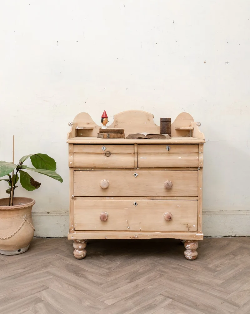 Garance, la commode anglaise en bois aux pieds tournés N°738