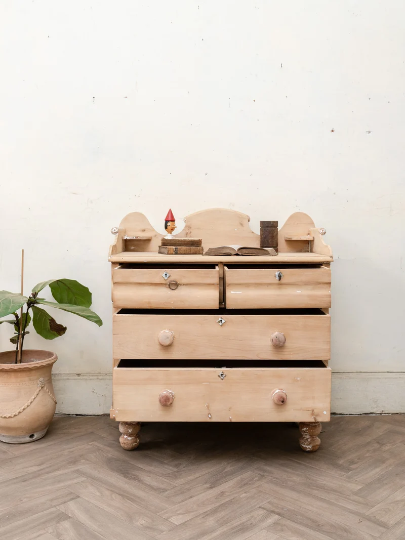Garance, la commode anglaise en bois aux pieds tournés N°738