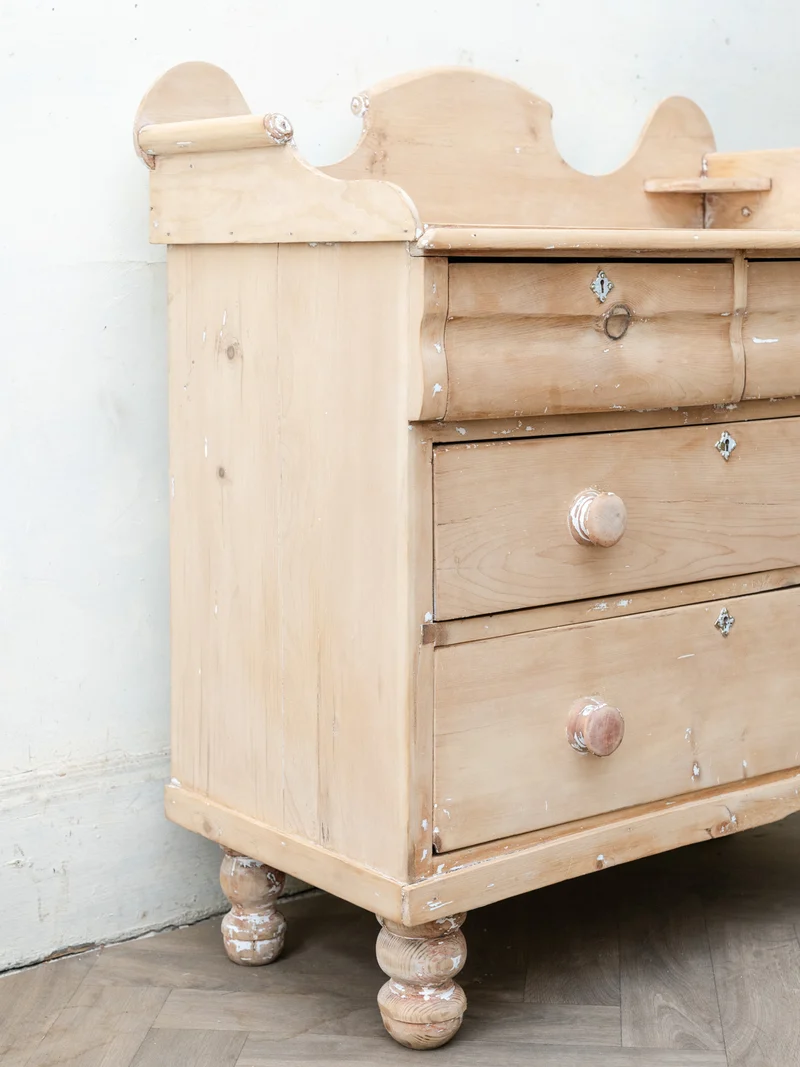 Garance, la commode anglaise en bois aux pieds tournés N°738