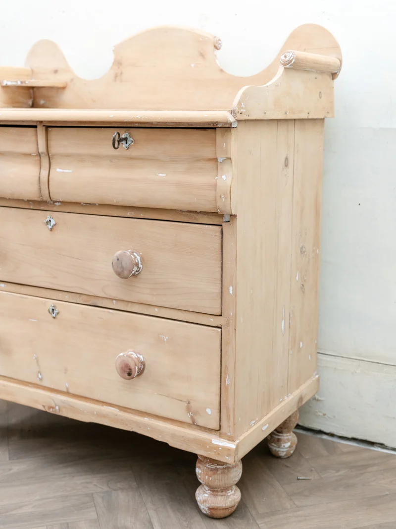 Garance, la commode anglaise en bois aux pieds tournés N°738