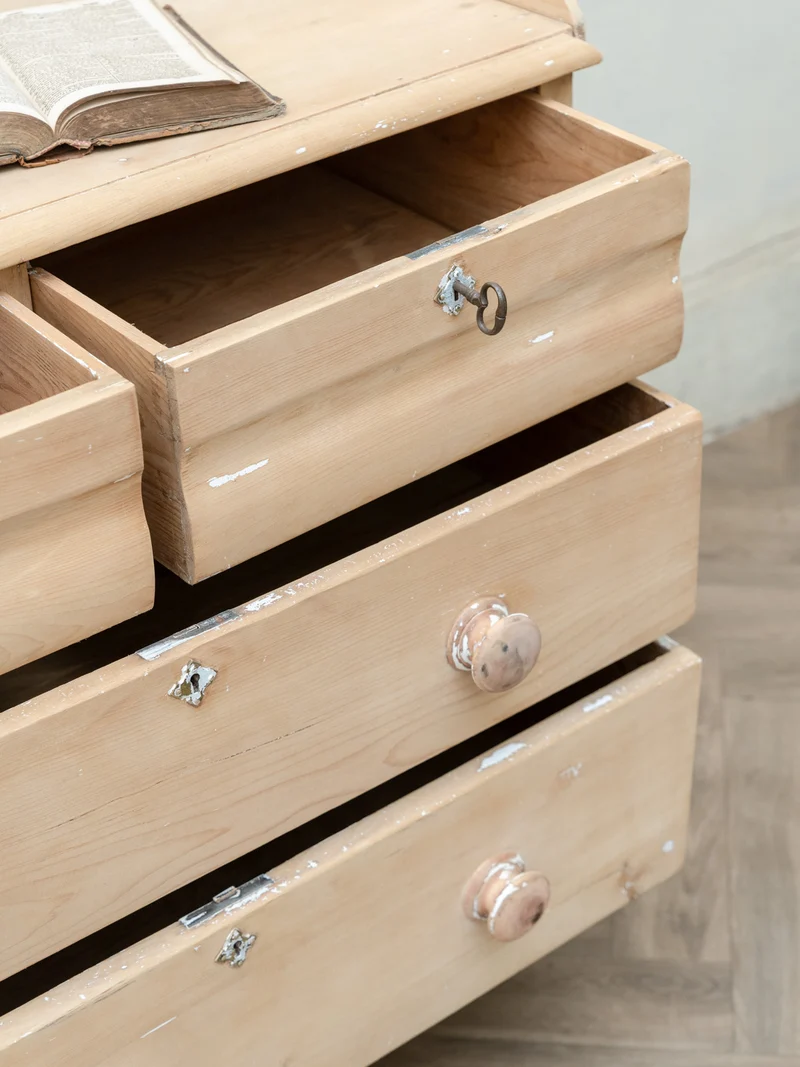 Garance, la commode anglaise en bois aux pieds tournés N°738