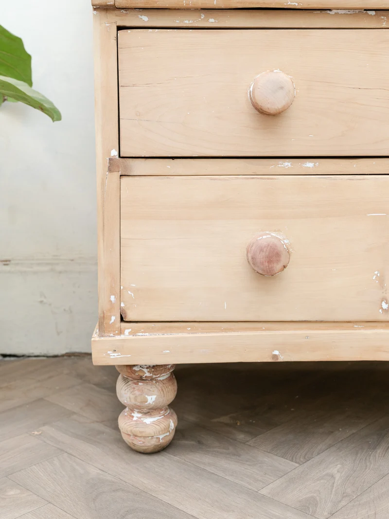 Garance, la commode anglaise en bois aux pieds tournés N°738
