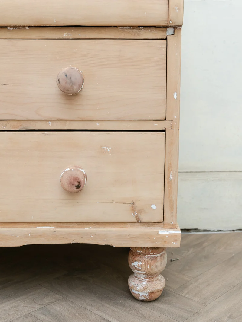 Garance, la commode anglaise en bois aux pieds tournés N°738