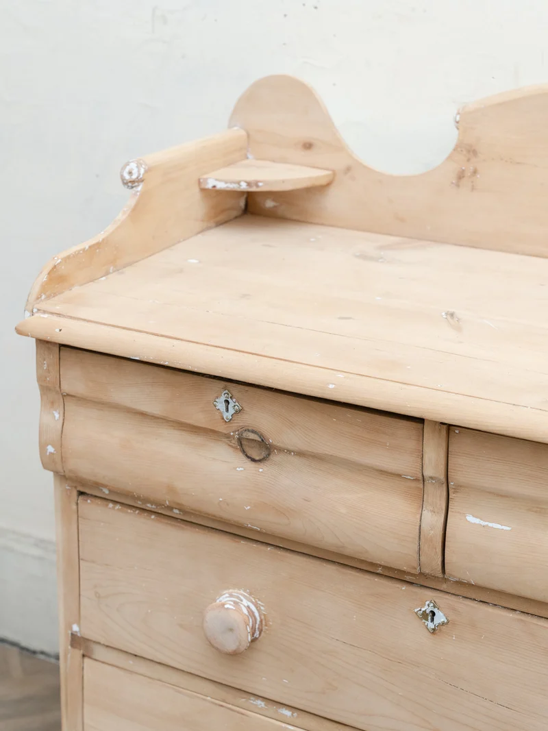 Garance, la commode anglaise en bois aux pieds tournés N°738