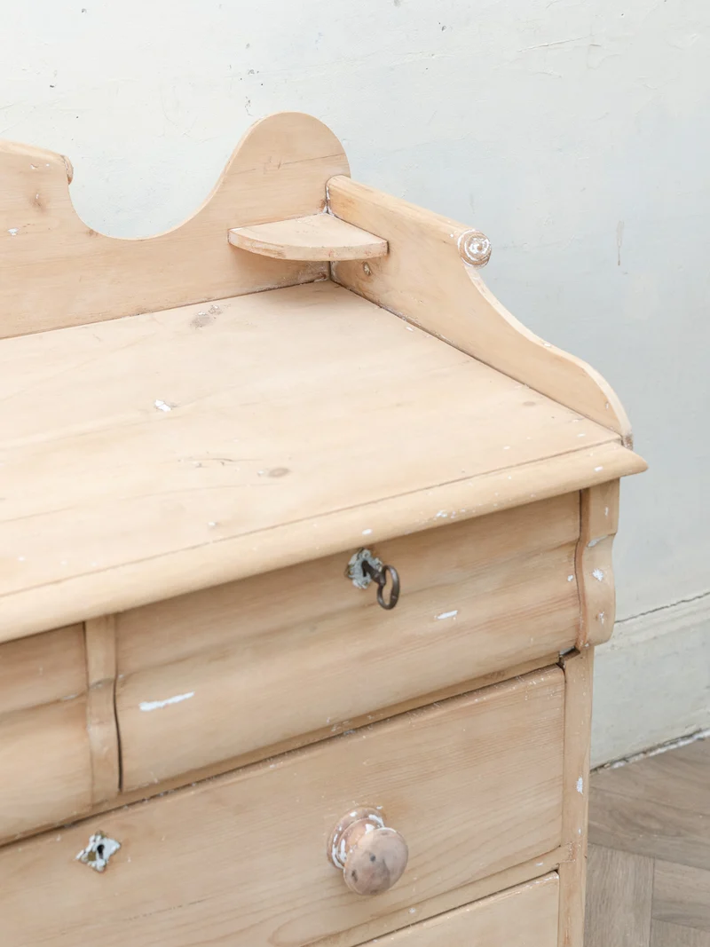 Garance, la commode anglaise en bois aux pieds tournés N°738