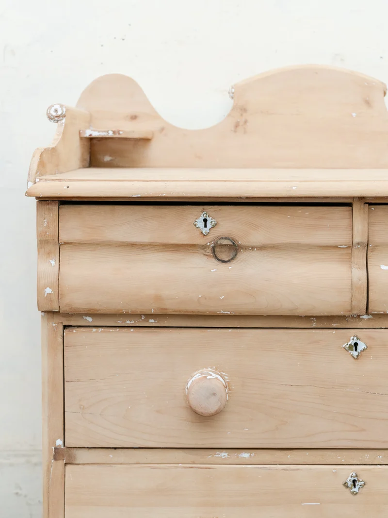 Garance, la commode anglaise en bois aux pieds tournés N°738