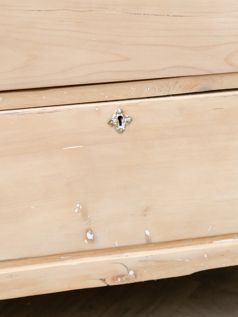 Garance, la commode anglaise en bois aux pieds tournés N°738