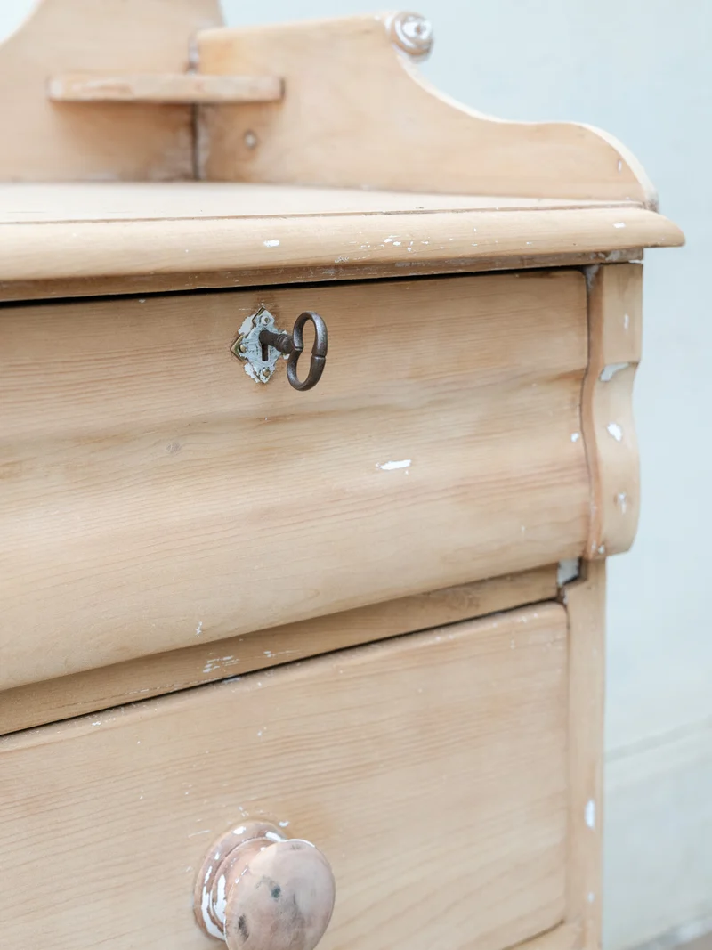 Garance, la commode anglaise en bois aux pieds tournés N°738