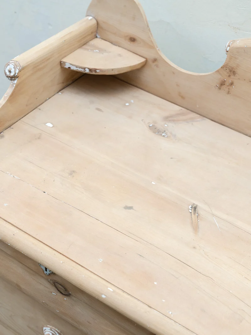 Garance, la commode anglaise en bois aux pieds tournés N°738