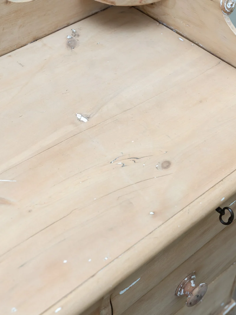 Garance, la commode anglaise en bois aux pieds tournés N°738