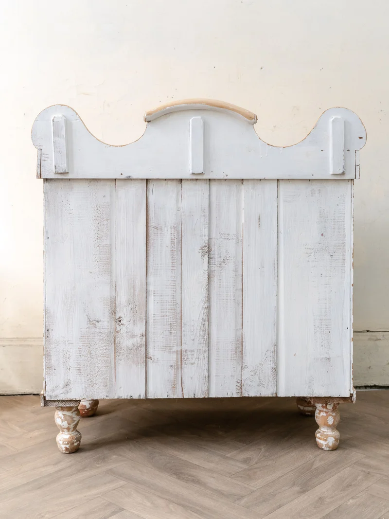 Garance, la commode anglaise en bois aux pieds tournés N°738
