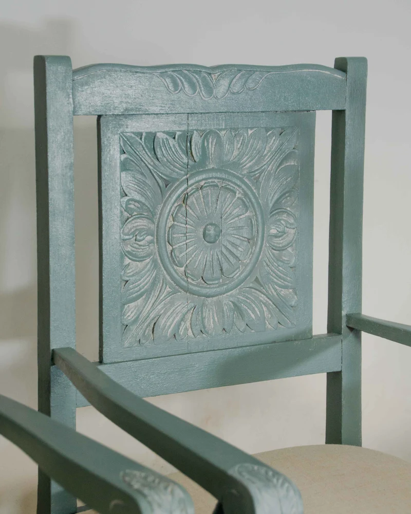 Ernest, la paire de fauteuils en bois N°1569