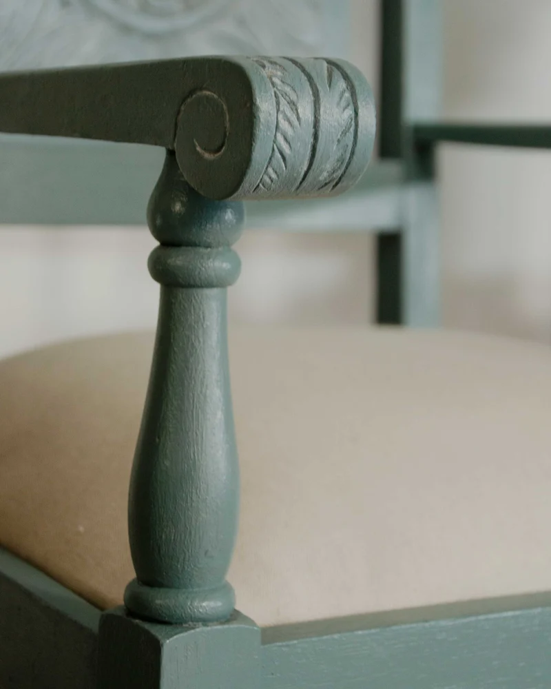 Ernest, la paire de fauteuils en bois N°1569
