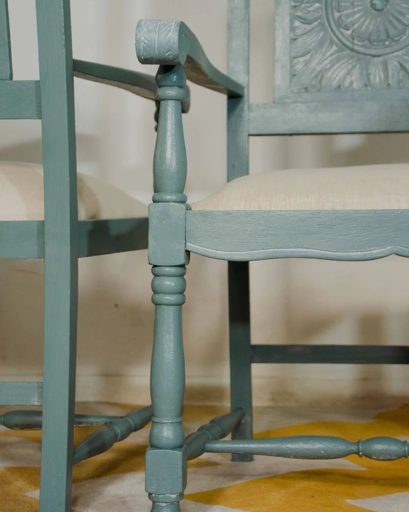 Ernest, la paire de fauteuils en bois N°1569