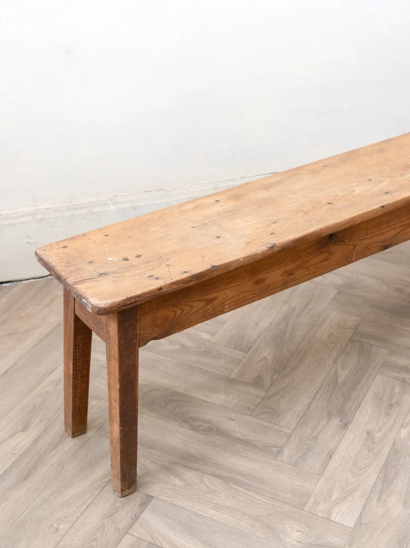 Antoine, le long banc en bois N°504