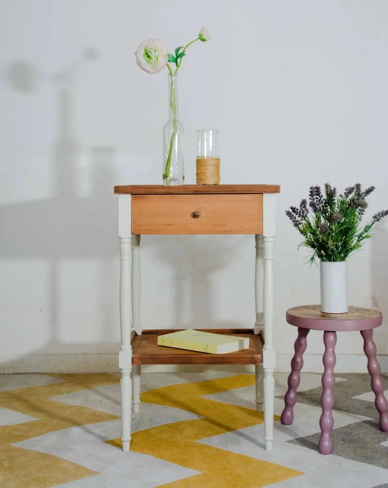 Francine, la table d'appoint en bois N°1530