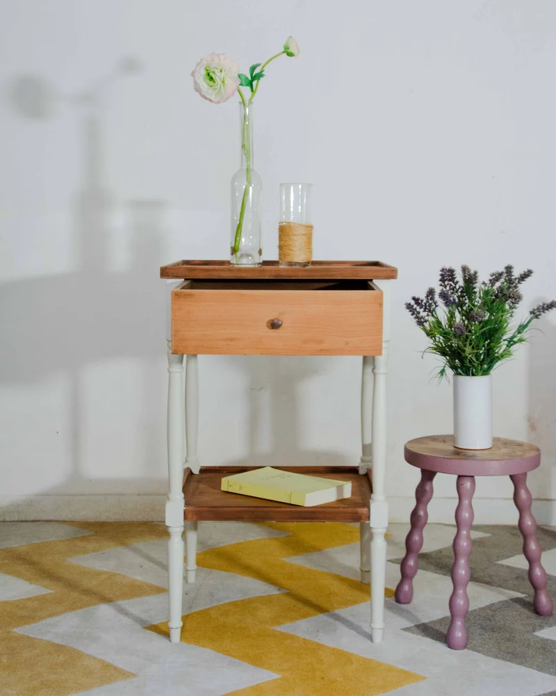 Francine, la table d'appoint en bois N°1530