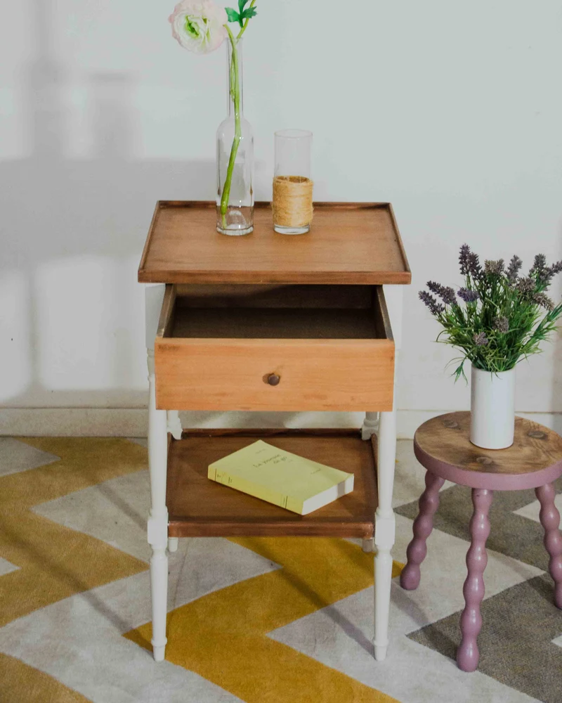 Francine, la table d'appoint en bois N°1530