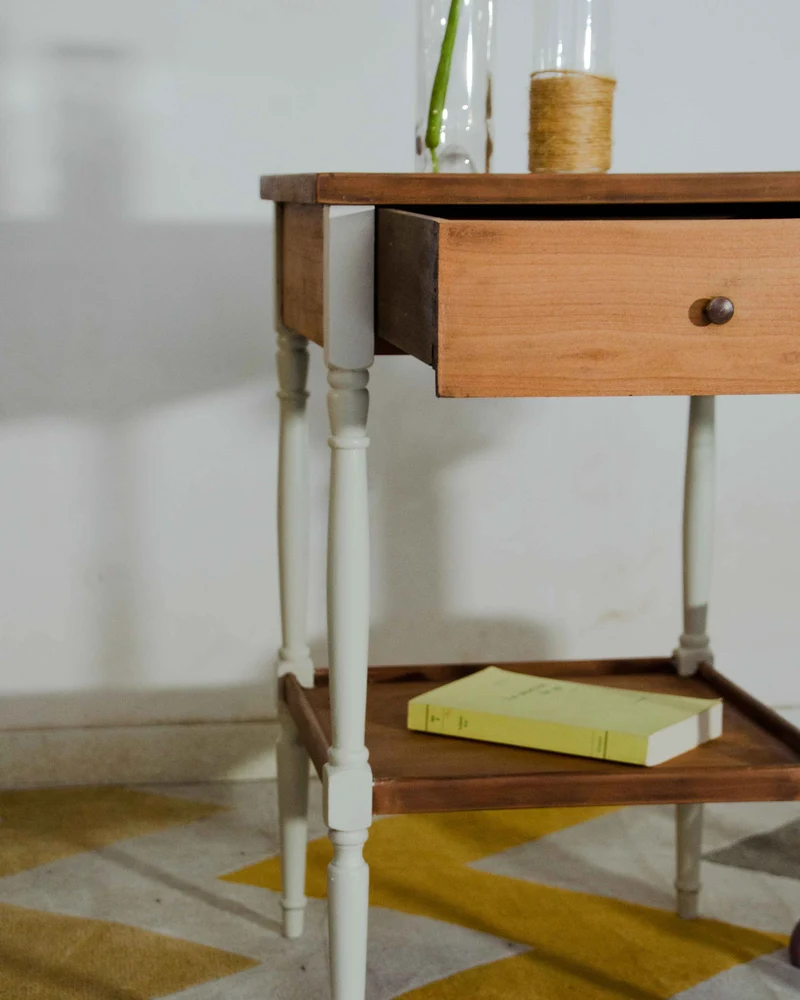Francine, la table d'appoint en bois N°1530