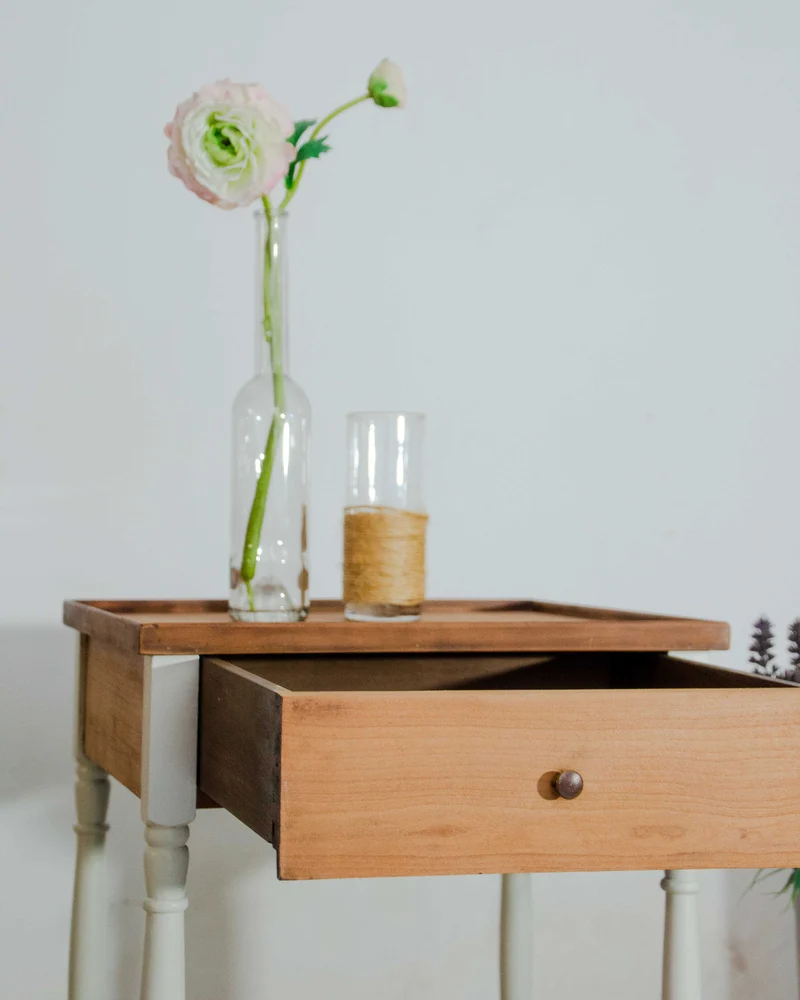 Francine, la table d'appoint en bois N°1530