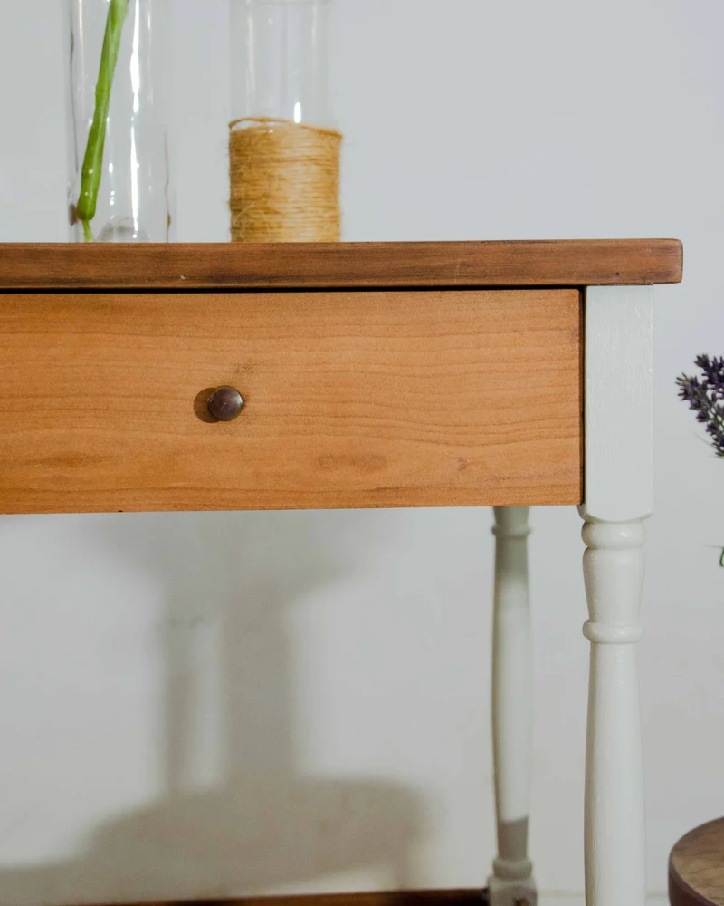 Francine, la table d'appoint en bois N°1530