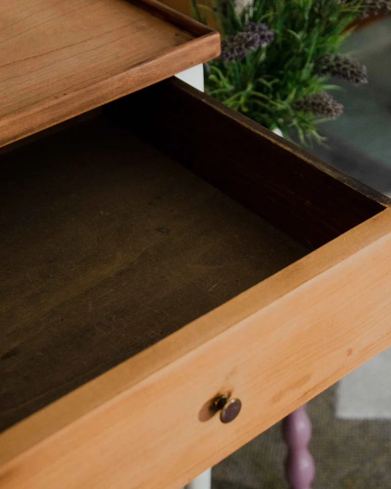 Francine, la table d'appoint en bois N°1530