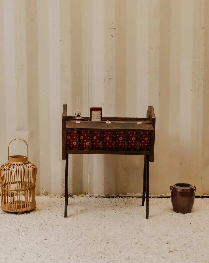 Brigitte, l'ancienne couseuse en bois N°357