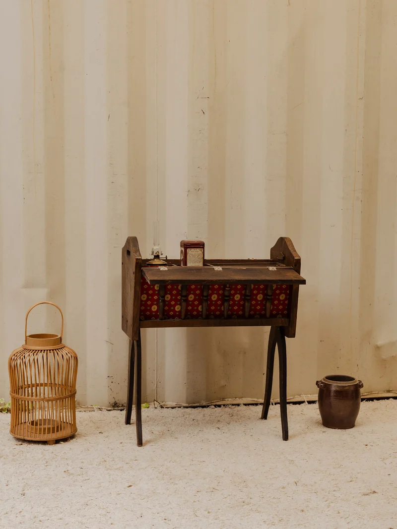 Brigitte, l'ancienne couseuse en bois N°357