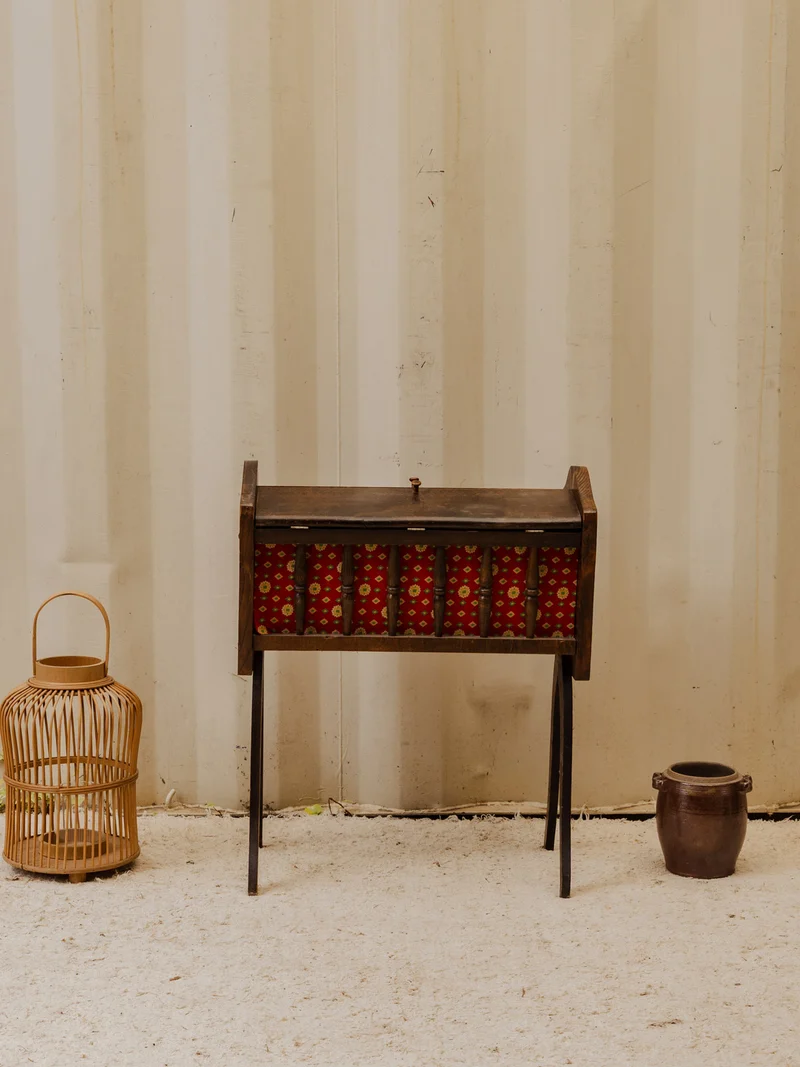 Brigitte, l'ancienne couseuse en bois N°357