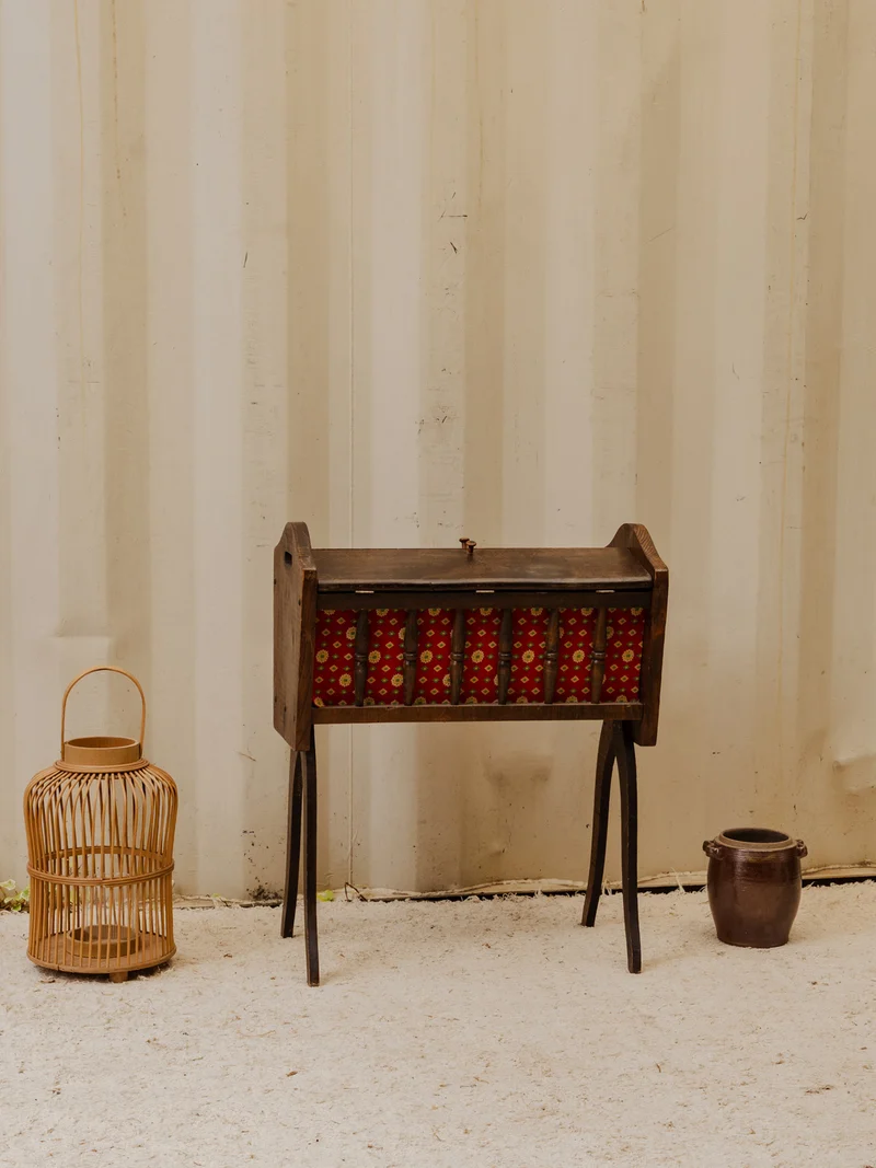 Brigitte, l'ancienne couseuse en bois N°357