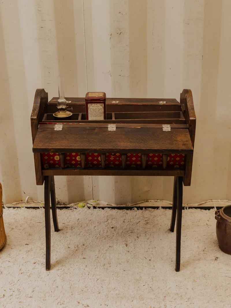 Brigitte, l'ancienne couseuse en bois N°357