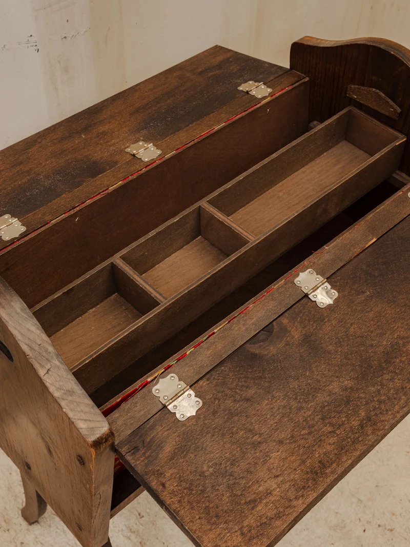 Brigitte, l'ancienne couseuse en bois N°357