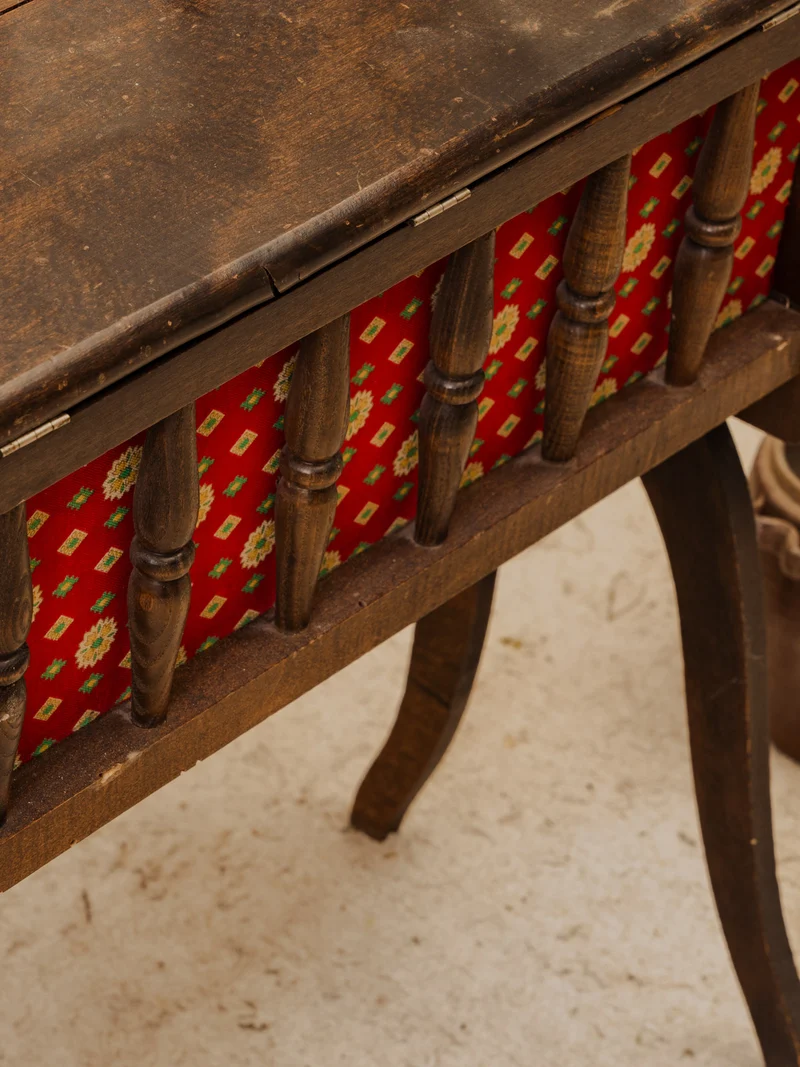 Brigitte, l'ancienne couseuse en bois N°357